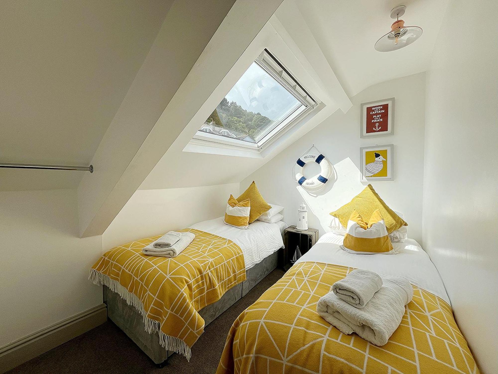 Nancie'S Place - Dartmouth Town Center With Private Parking - A Traditional Georgian Private Duplex Apartment - Beautifully Refurbished - Two Bedrooms, Bathroom, Kitchen And Lounge Diner Exteriér fotografie